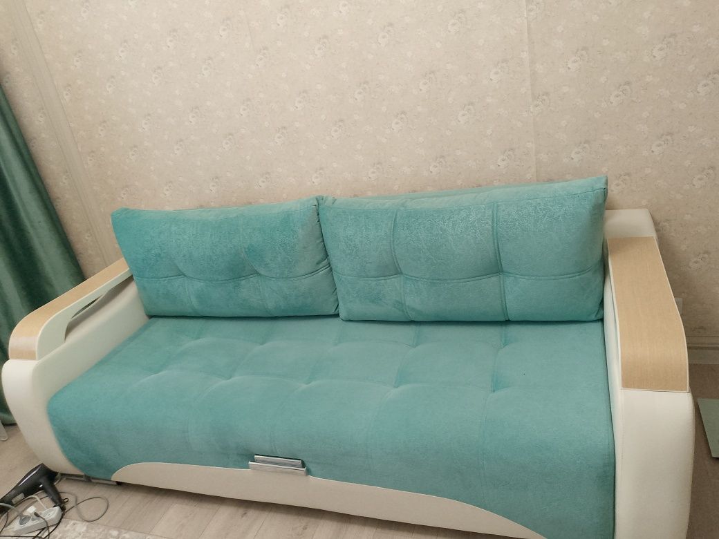 Уляновский зеленный диван