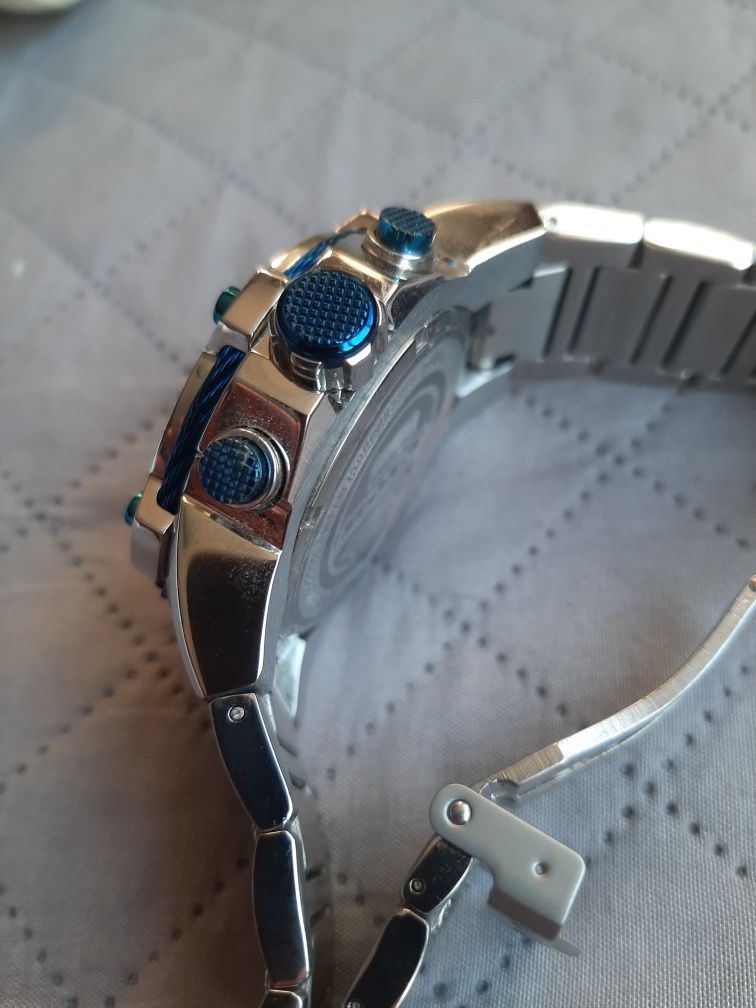 Часовник Invicta bolt