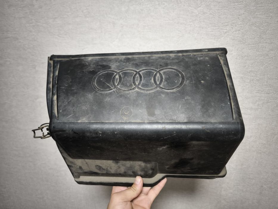 Крышка защита аккумулятора Ауди 80
