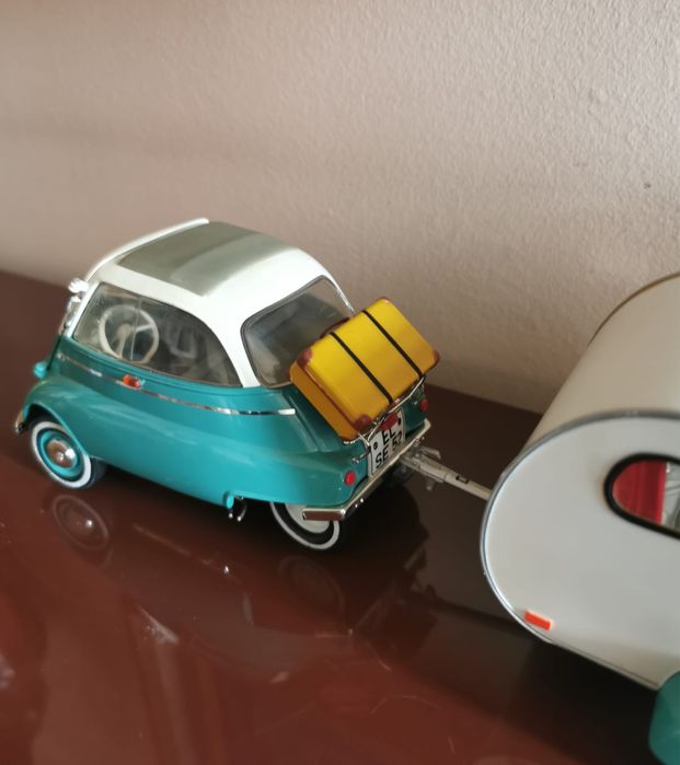 Количка 1955 BMW Isetta 250 и кемпер от Revell 1:18 рядко зелено издан