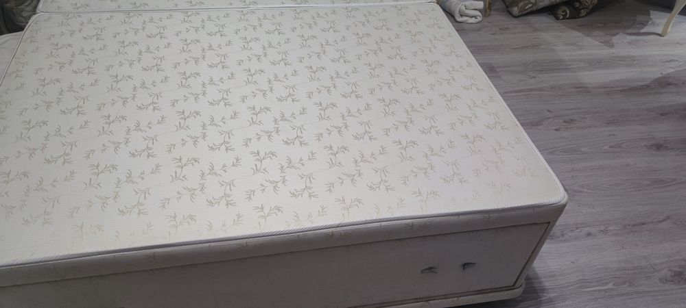 Тапицирана спалня с табла