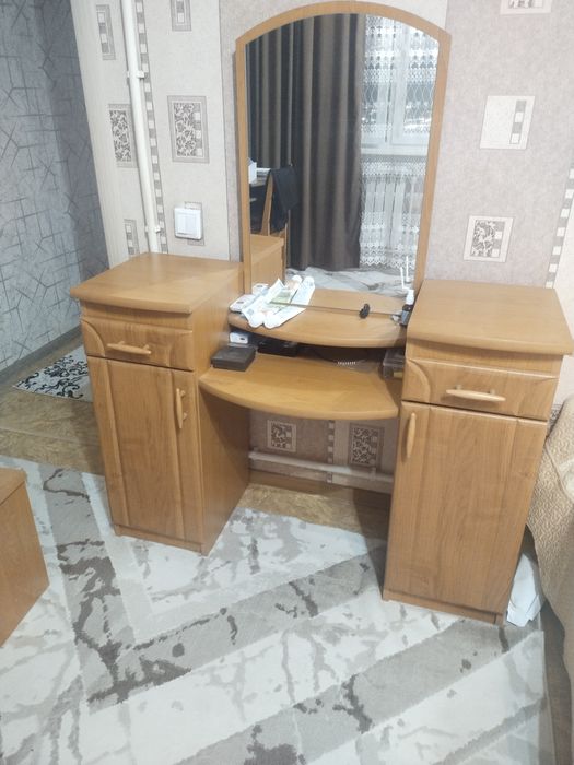 Кровать и тумбочки трюмо