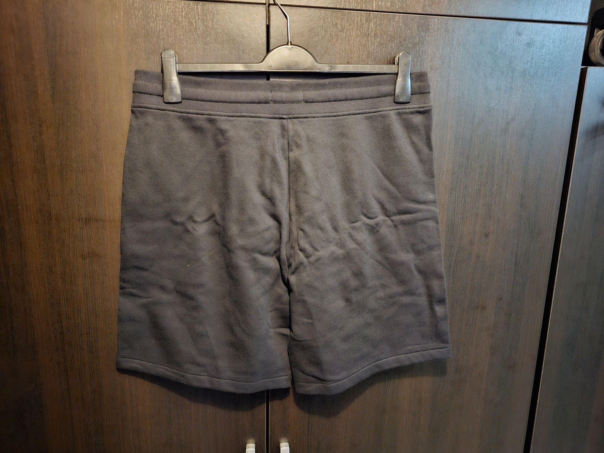 pantaloni scurti