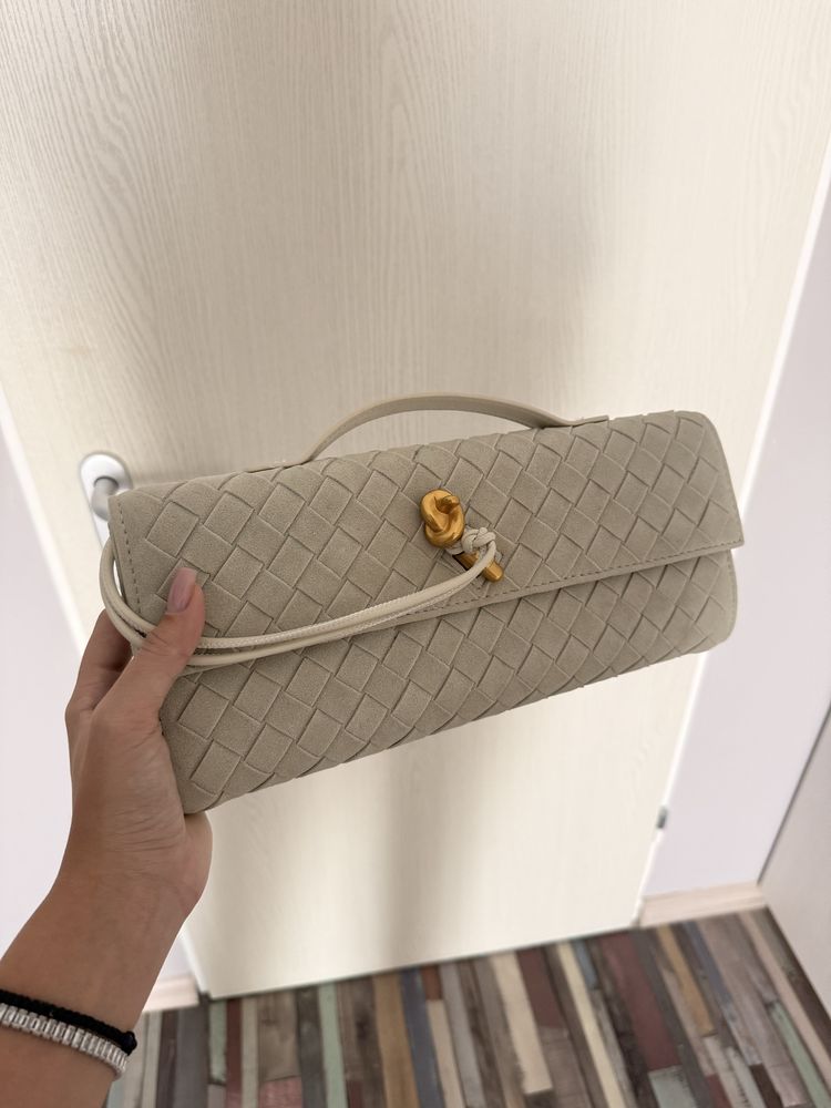 Чанта по модел на марката Bottega Veneta