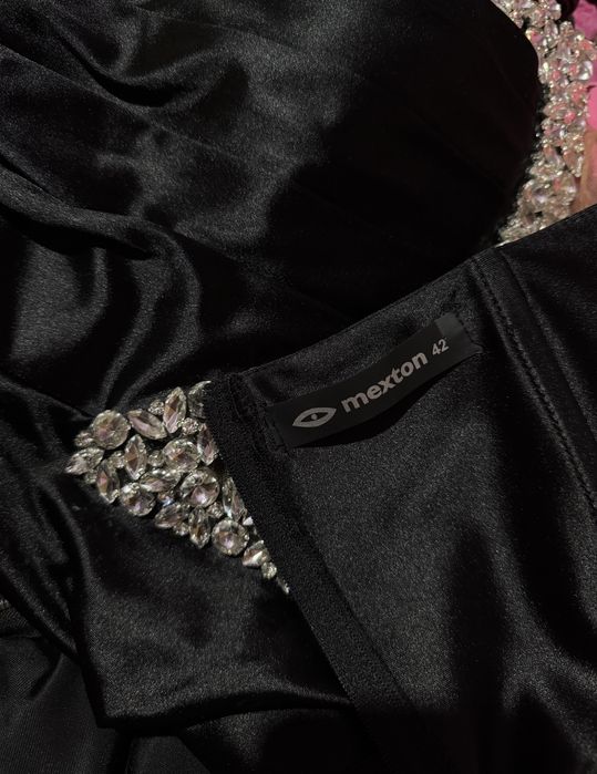 Rochie neagră cu pietre