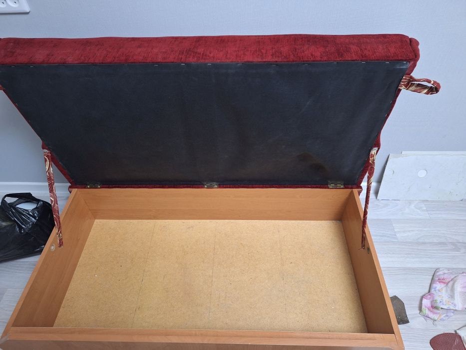 Отдам даром диван самовыз.