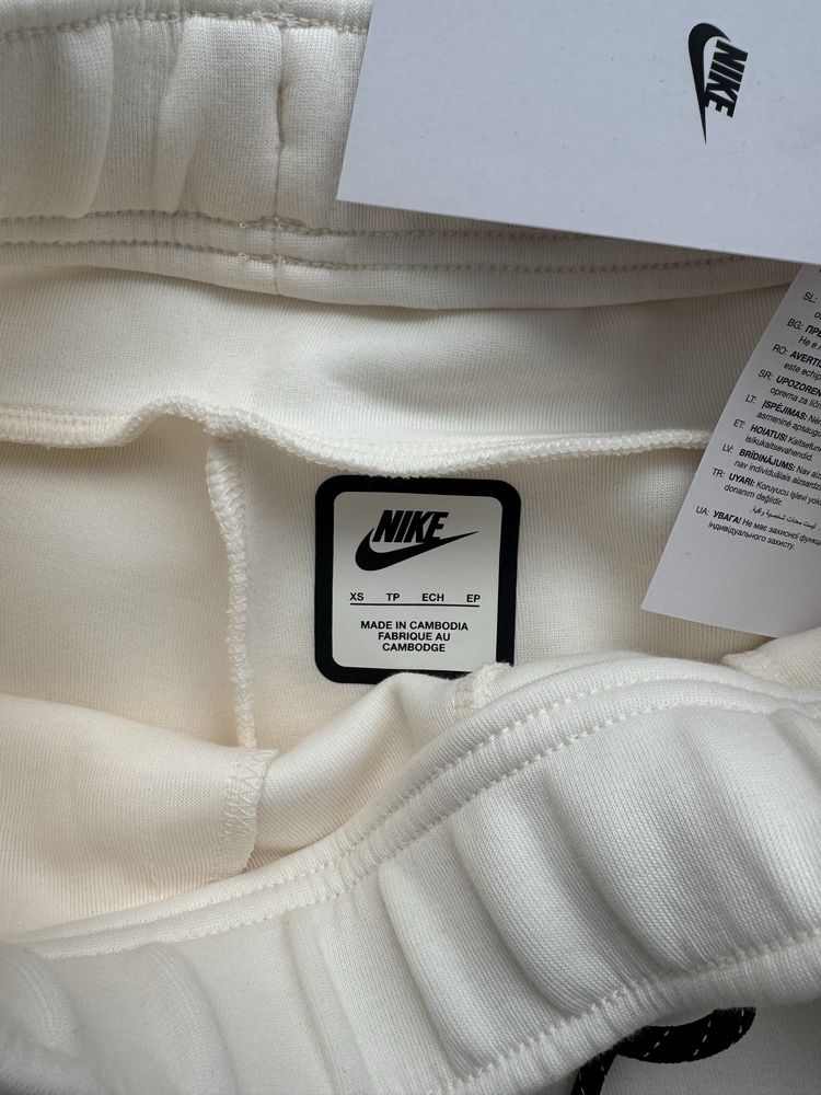 Nike tech fleece white