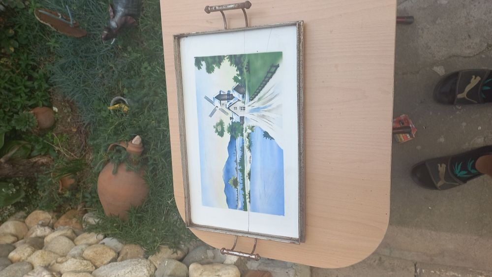 Порцеланов поднос за жалост спукан