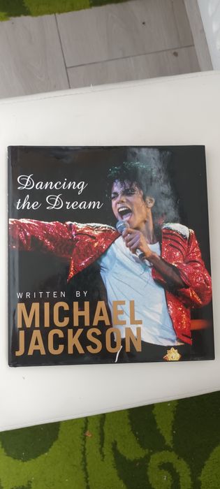 Vând carte Michael Jackson