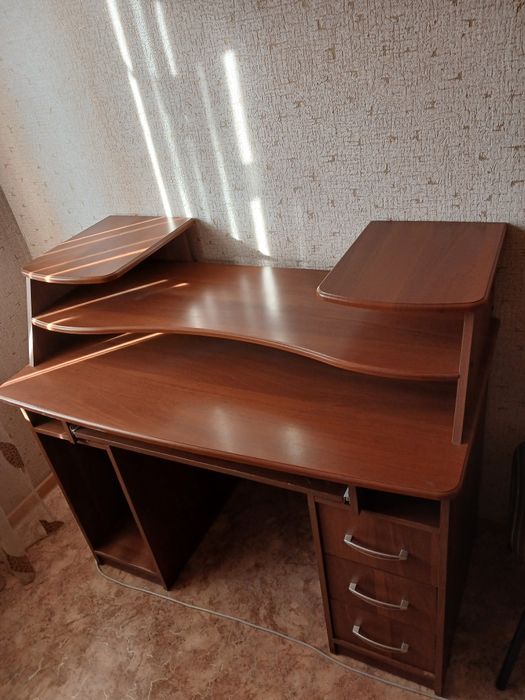 Продам компьютерный стол