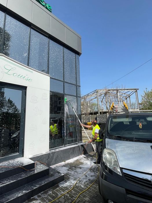 Curătirea fațadelor exterioare de birouri , case,  hale cu apa osmozat
