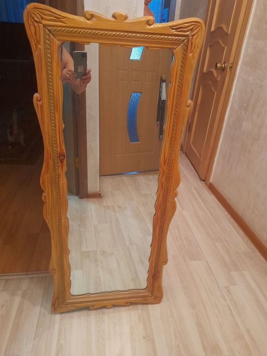 Зеркало в деревян оправе