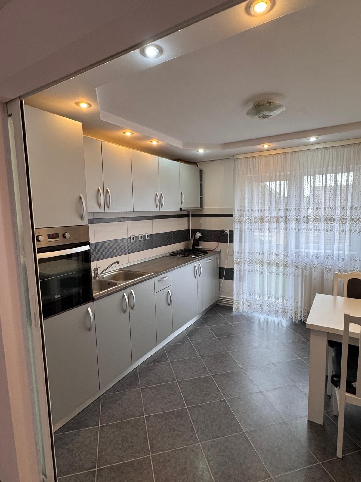 Apartament 3 camere de închiriat