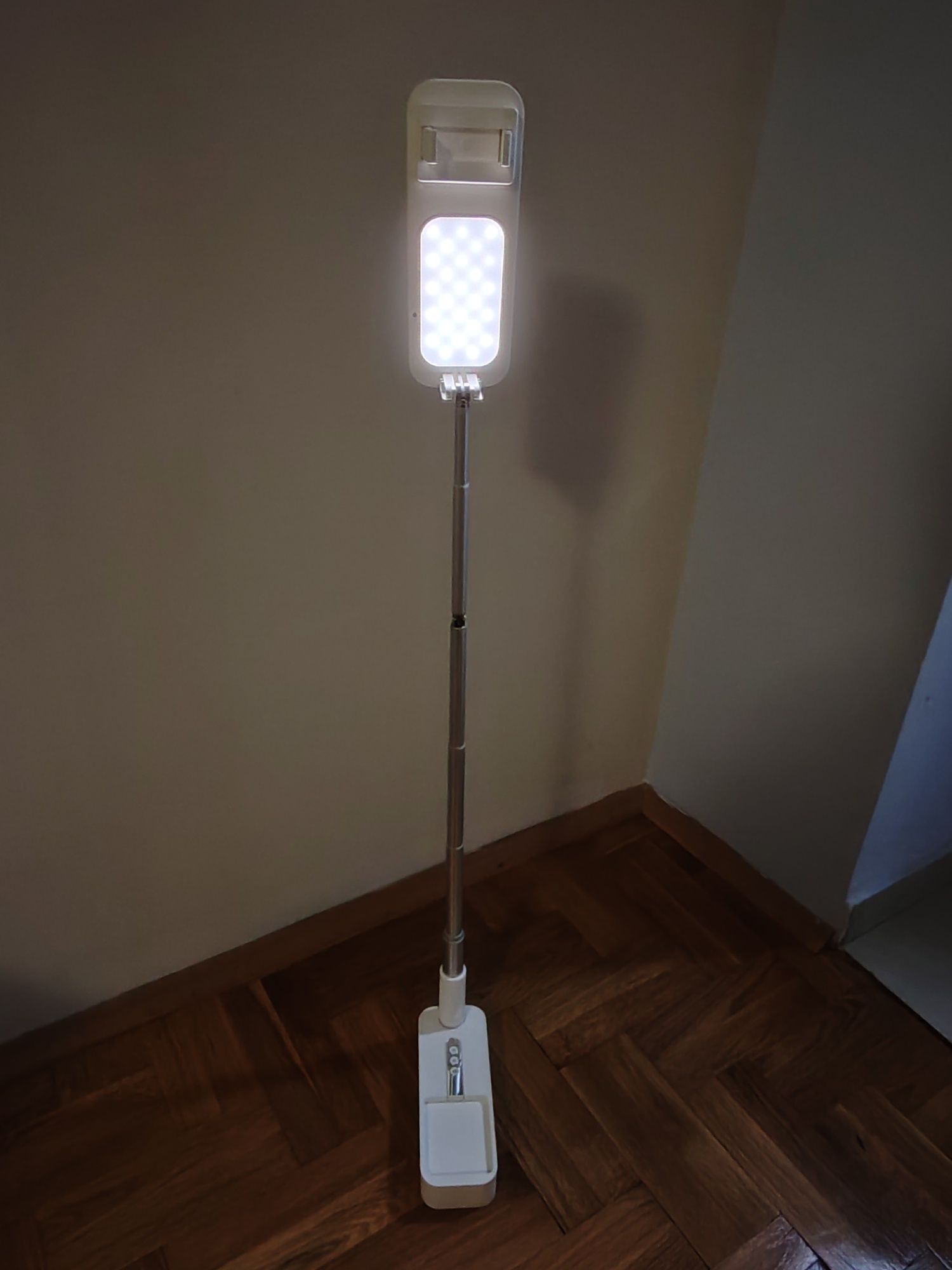 Сгъваем статив с две LED светлини за смартфони