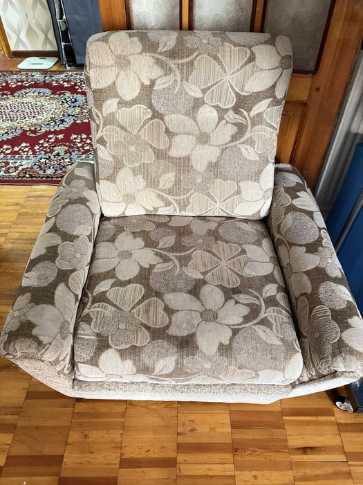 2 кресла б/у состояние хорошее, механизм рабочий.