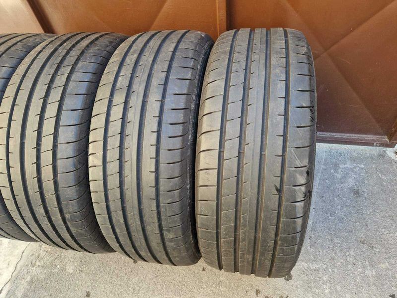 4 Goodyear R20 235/45
летни гуми SUV
DOT4823