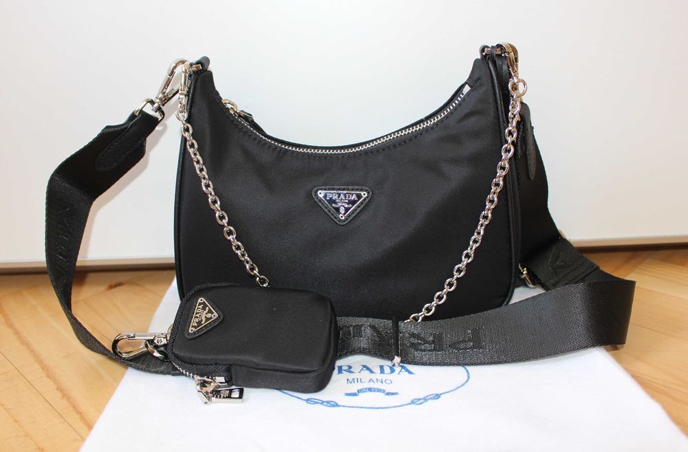 Дамската чанта Prada Re-Edition 2005