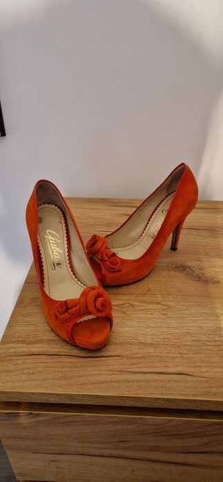 Pantofi cu toc Guban