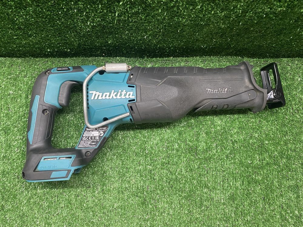 Безчетков саблен трион Makita DJR187