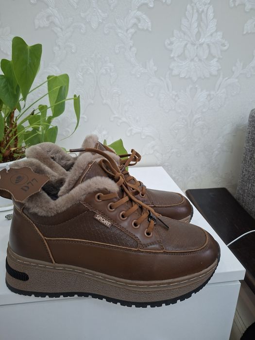 Продам женский кожанный красовки