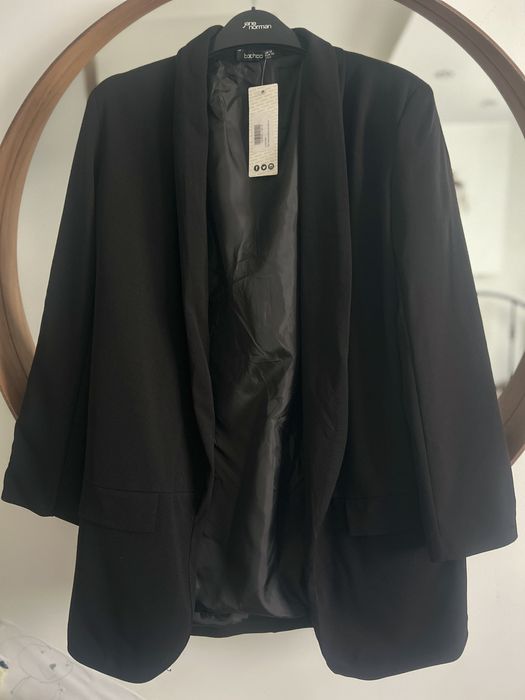 Sacou fama Boohoo nou cu eticheta