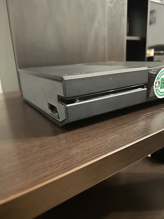 vand xbox one+18 jocuri+incarcator micro usb+suport de jocuri