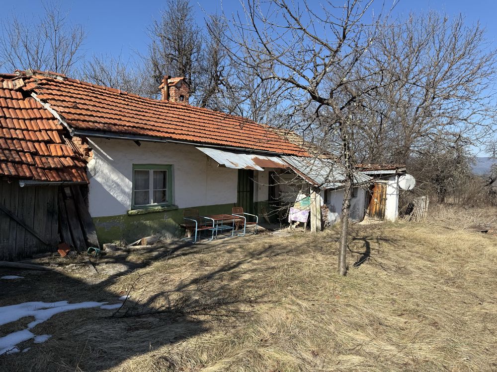 Къща с допълнителна постройка и голям двор