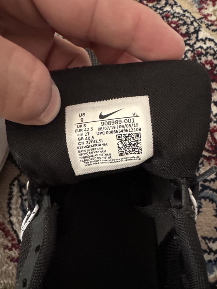 Продаю кроссы Nike оригинал покупали в швеции 42 размер