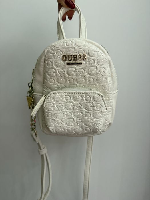 Бяла чанта Guess с златни елементи