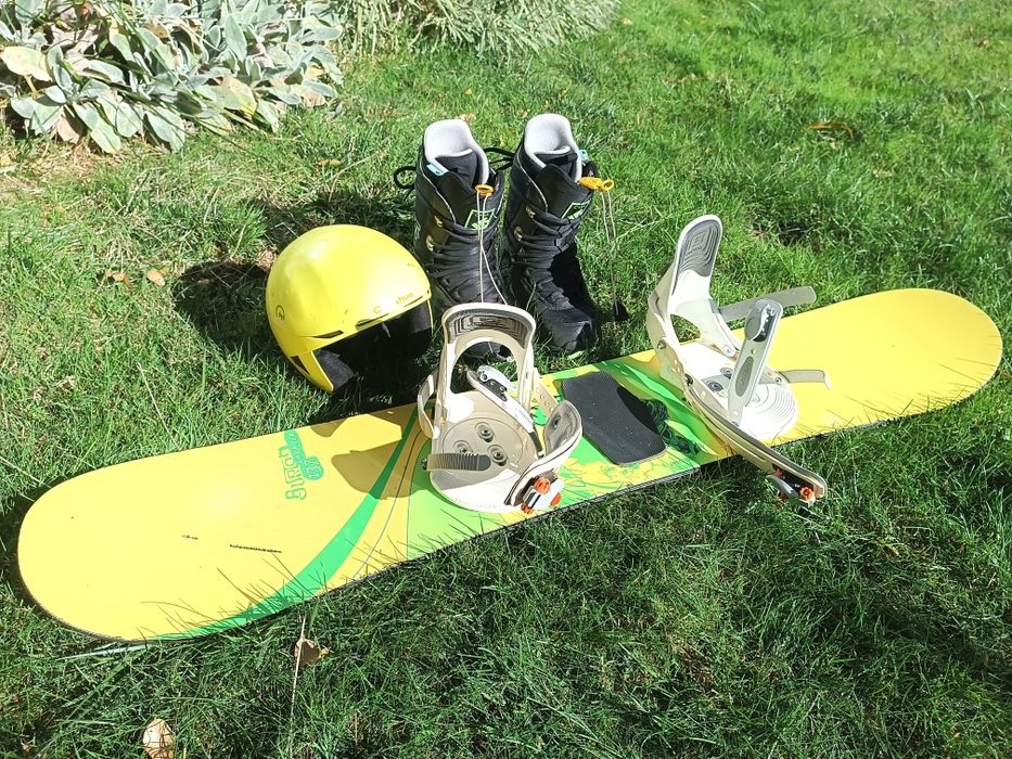 Комплект сноуборд Burton, автомати, обувки и каска