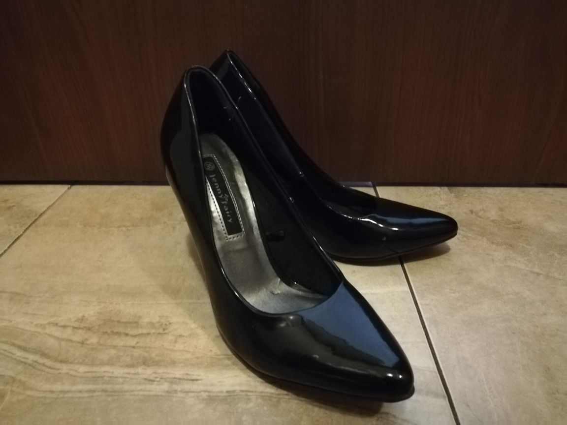 Черни качени обувки на ток