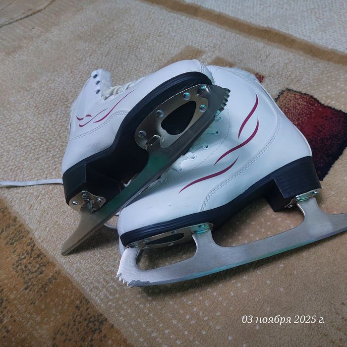 Коньки женские, белые