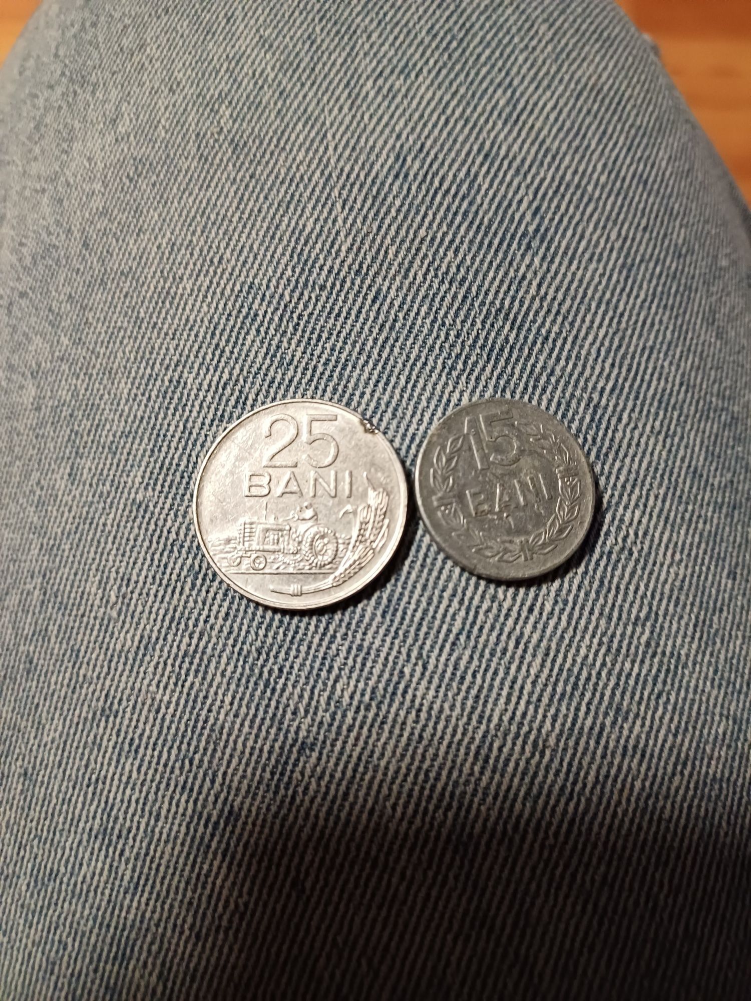 Vand doua monede una 25 bani 1966 si una de 15 bani din 1975