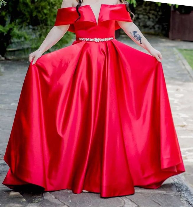 Бална рокля, заедно с обувки чанта и бижу за коса