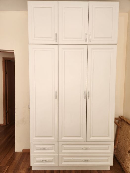 Продаётся шкаф белый