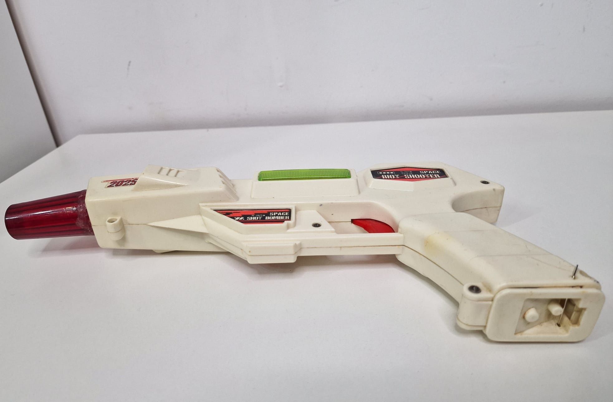 Pistol de jucarie vechi 1980, cu lumini si sunete - Space Riot Shooter