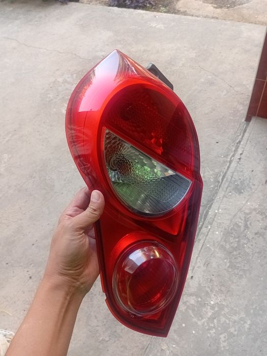 Продам спарк фару левая водителская родная ест маленкий скол