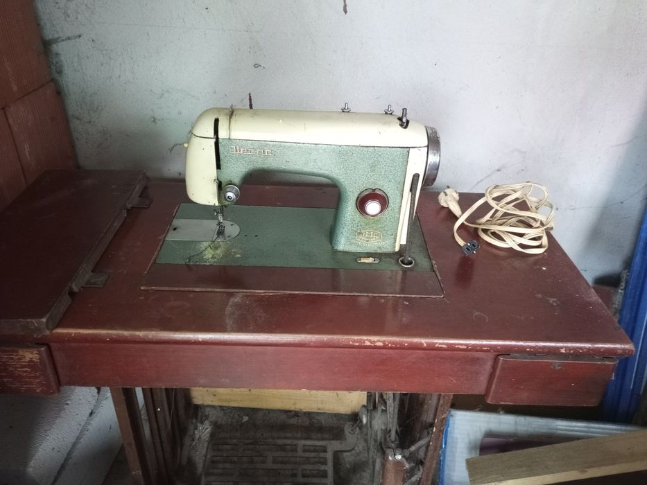 vând mașină de cusut Ileana veche cu talpă