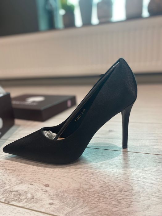 Обувки на ток черни