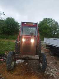 Vând tractor U 650 forestier.