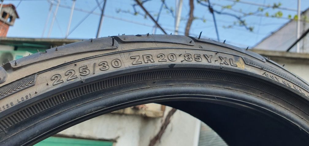 Гуми 8бр  225/30/20   1 бр - 100лв