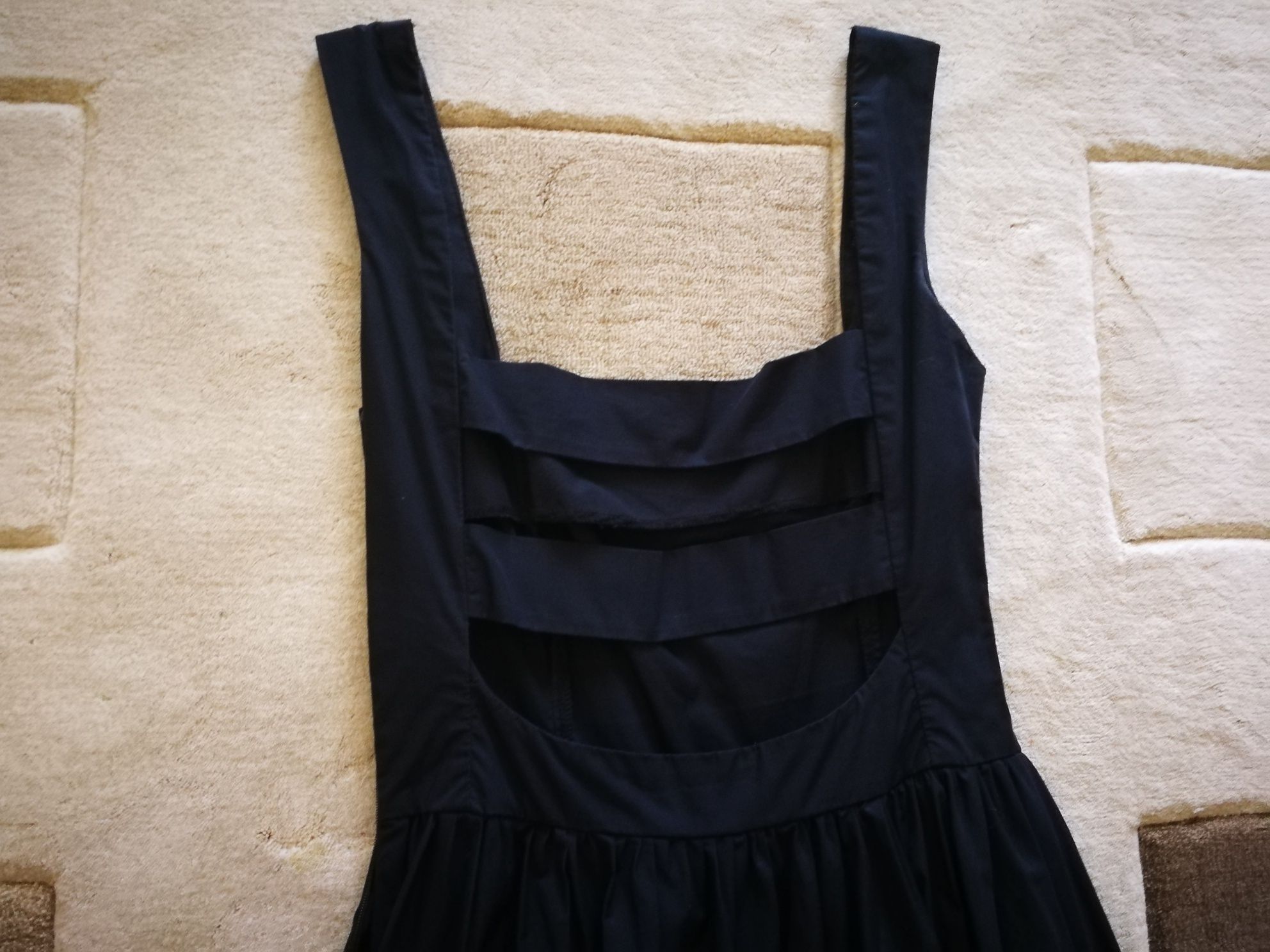 Черна рокля с ефектен гръб