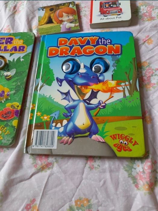 set de 3 carti engleza  povesti personaje comice cu ochi