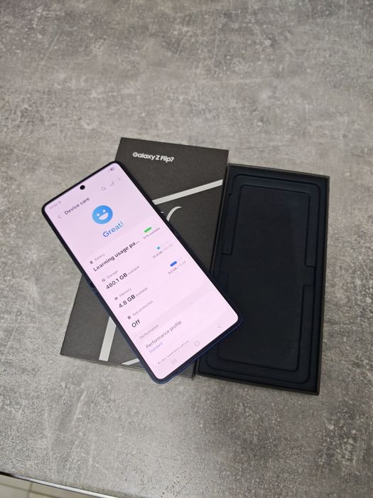 Vând sau schimb Samsung Z Flip 7 512GB Că Nou totul original liber ret