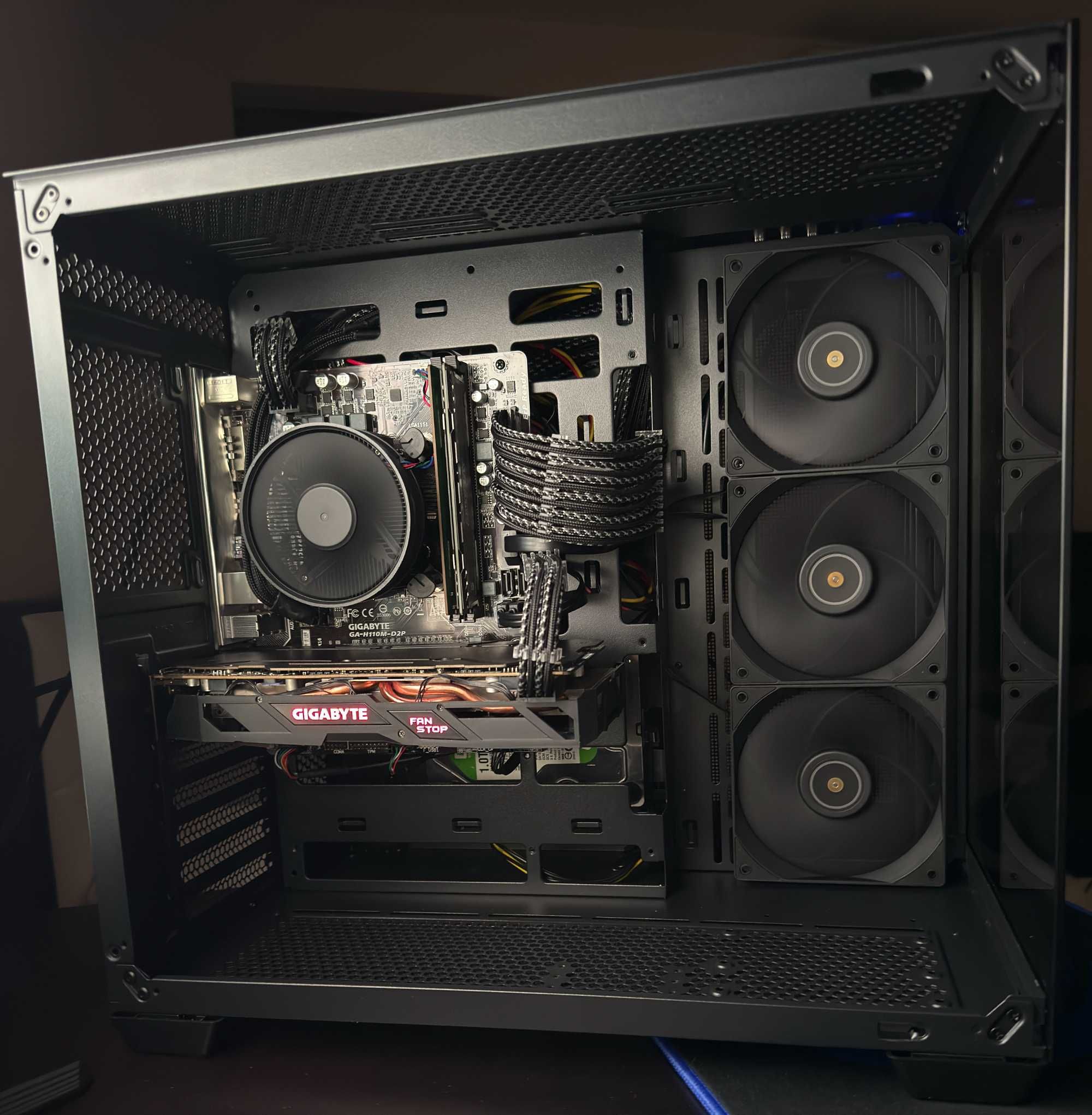 Черен геймърски компютър i7 6700 RX 570 4GB GDDR5 RAM 16GB SSD HDD