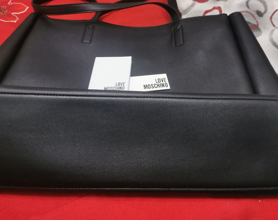 Gentuta velappele și love moschino