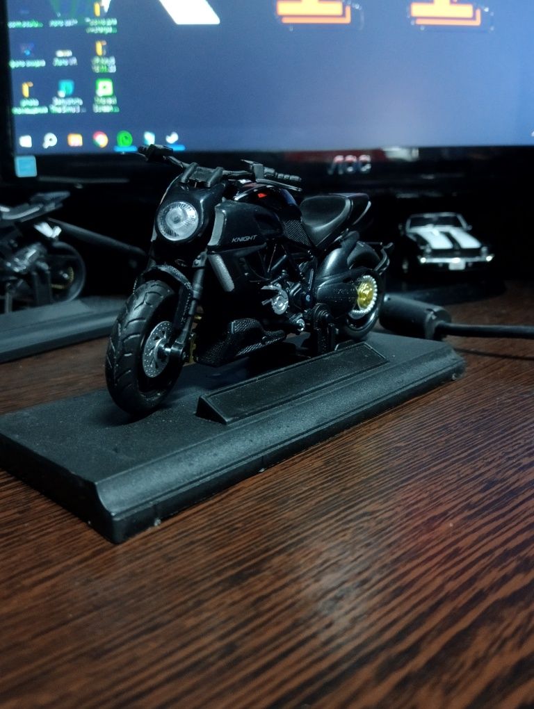 Моделька мотоцикла Ducati Demon
