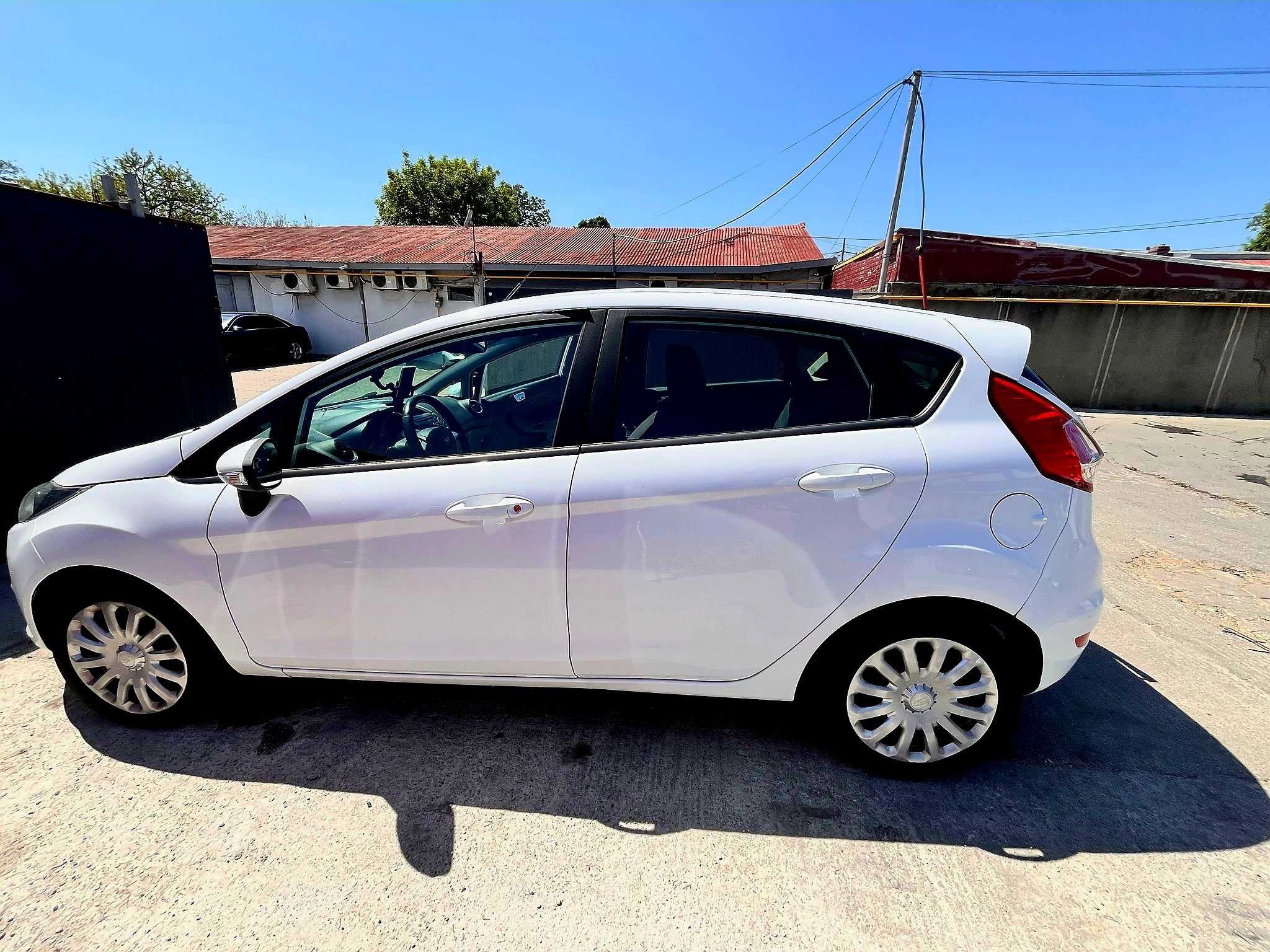 Ford fiesta 2015 , stare excelenta merita văzut