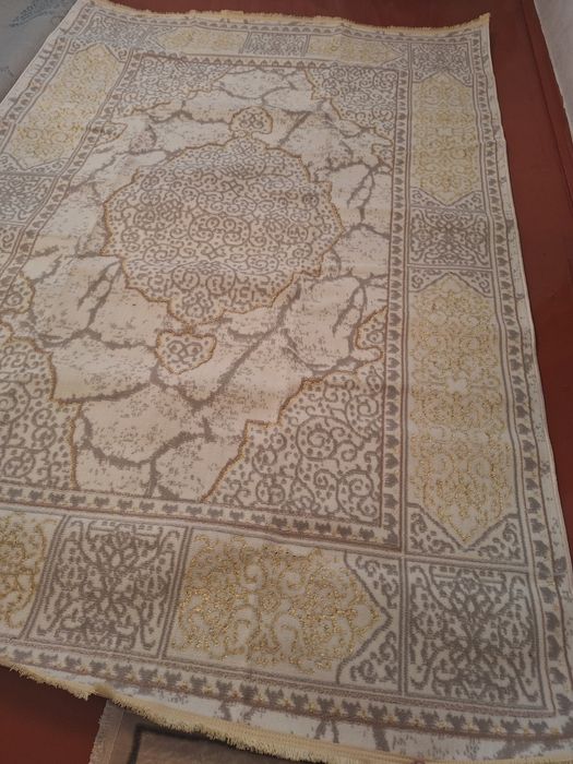 Кілем сатылады новый.