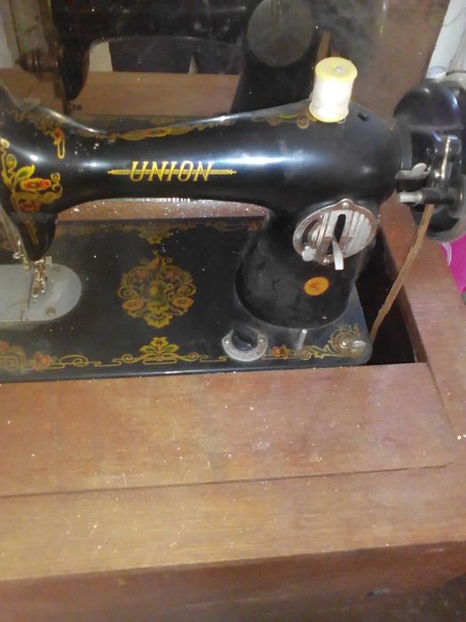 Продавам антична Съветска шевна машина ЮНИОН ,Запазена ,Работеща